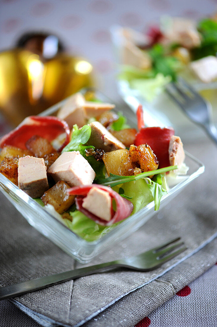 Salat mit geräucherter Entenbrust, Foie Gras und karamellisierten Äpfeln