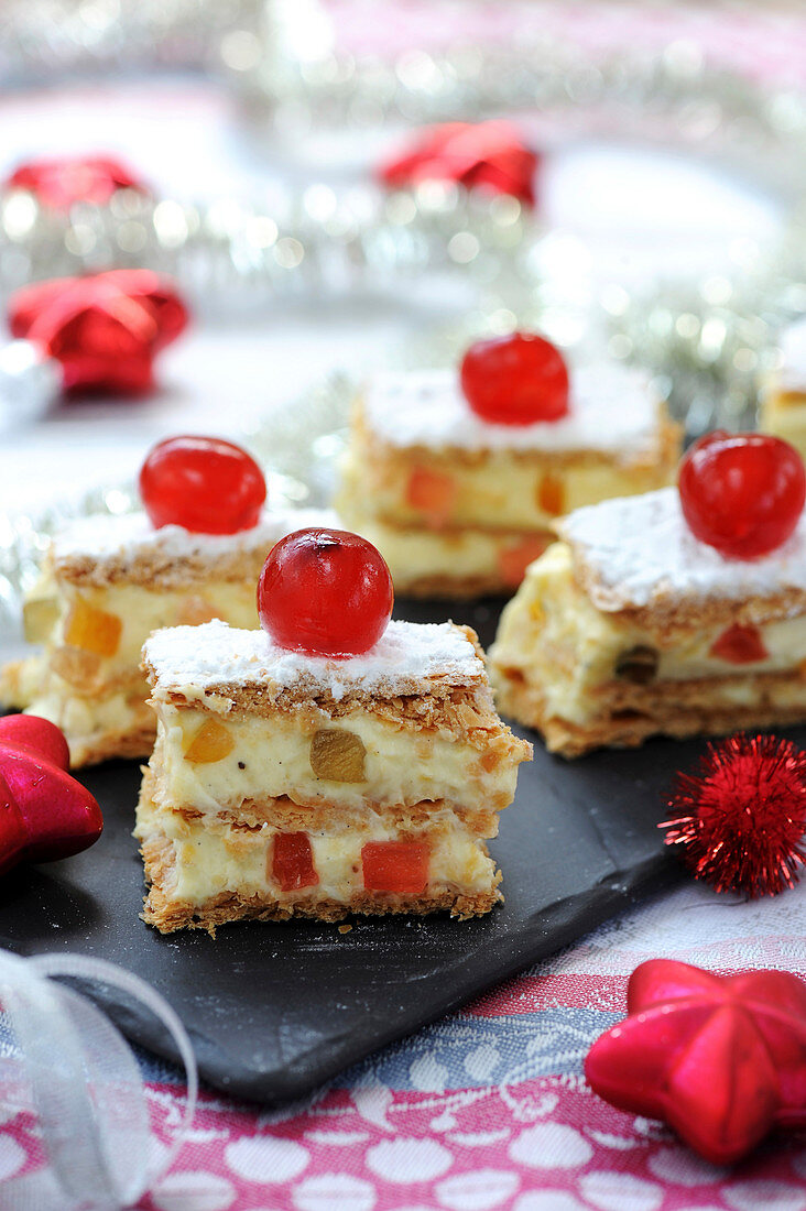 Blätterteigcremeschnitten mit Konditorcreme und kandierten Früchten