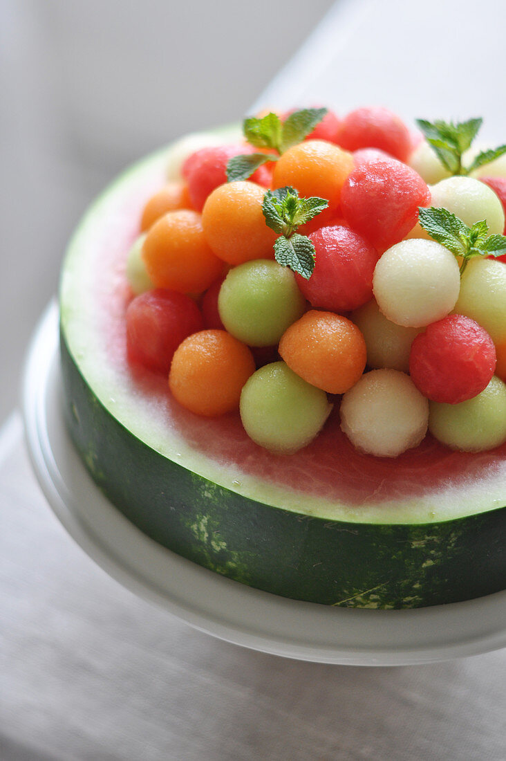 Torte aus Wassermelone und Melonenbällchen