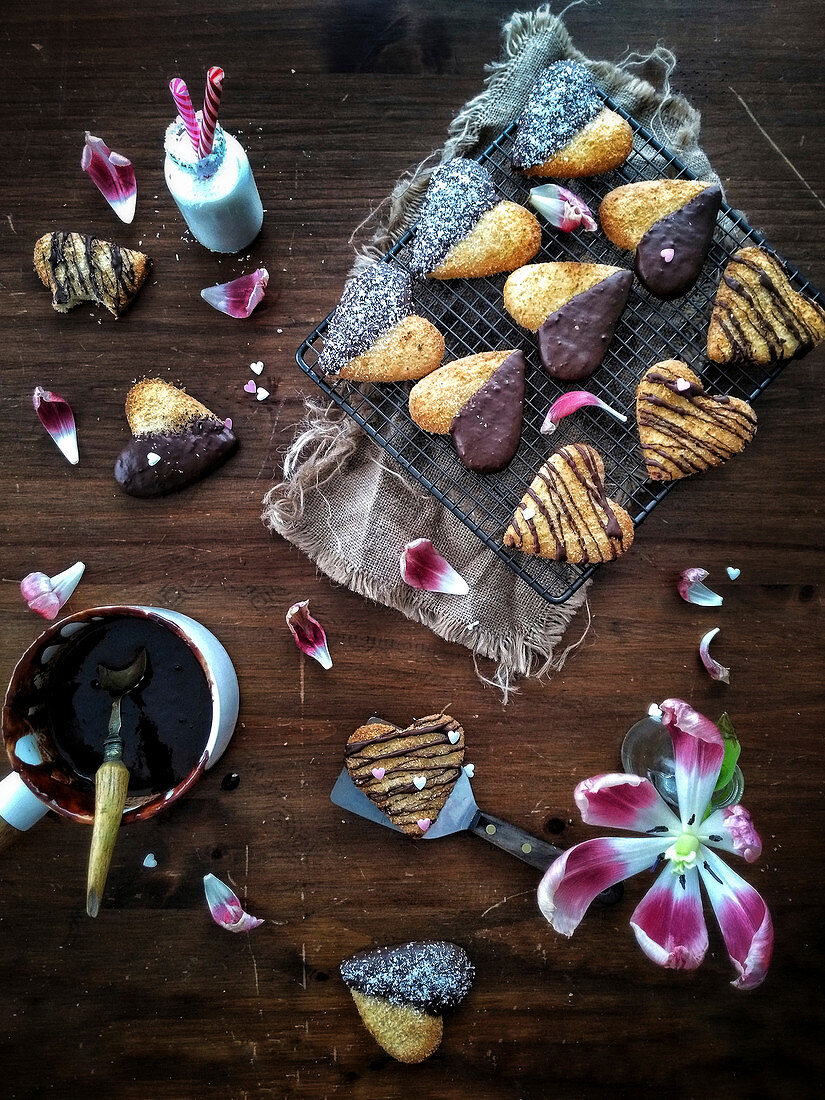 Herzförmige Schoko-Kokos-Plätzchen zum Valentinstag