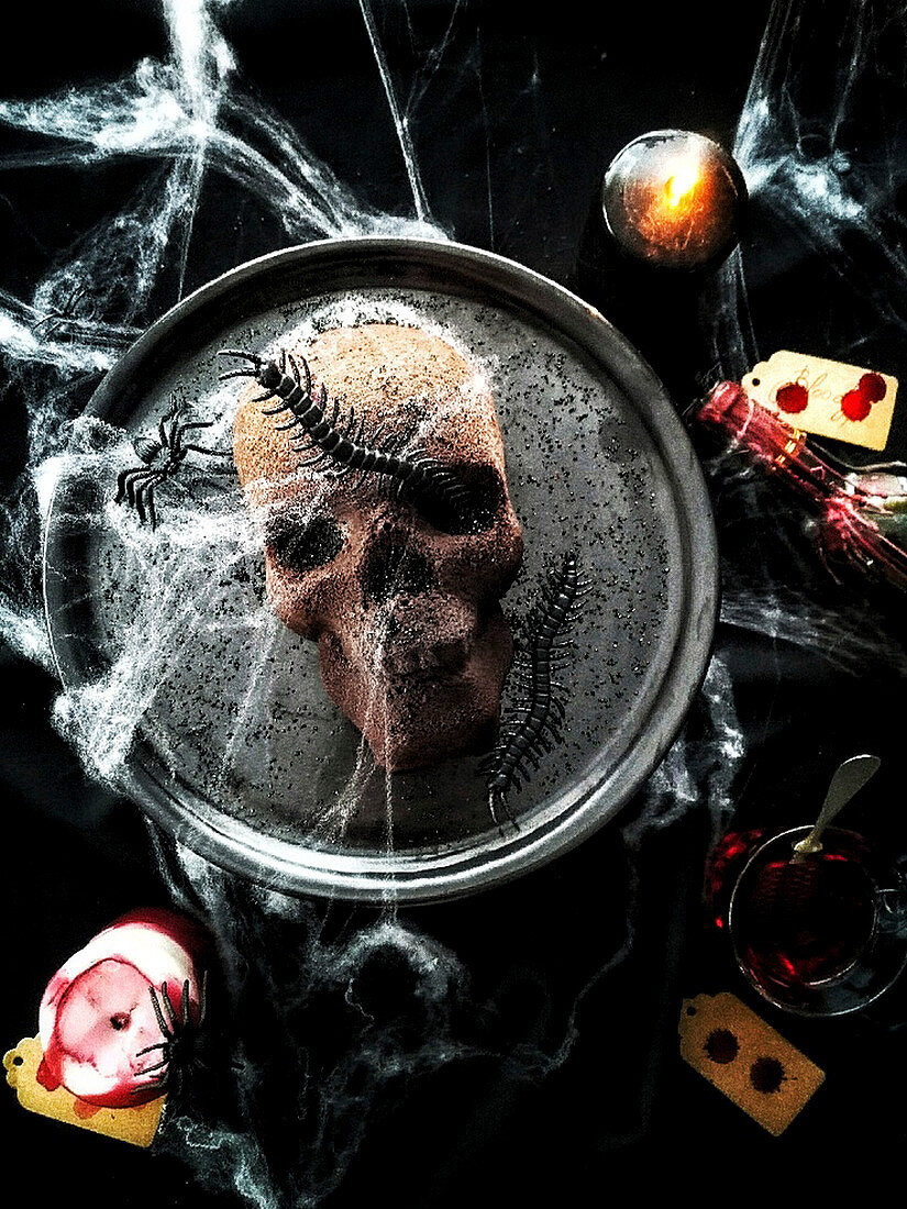 Totenkopf aus Schokoladenkuchen zu Halloween