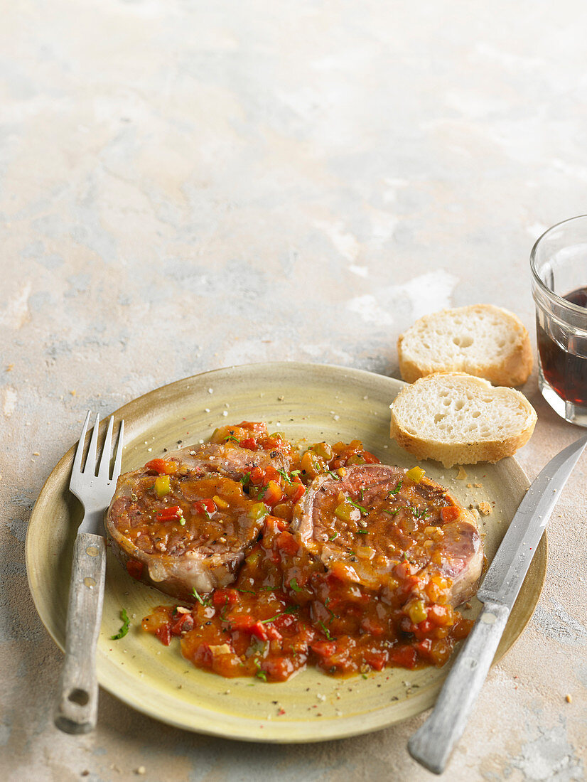 Schweinshaxe mit Tomaten und Paprika