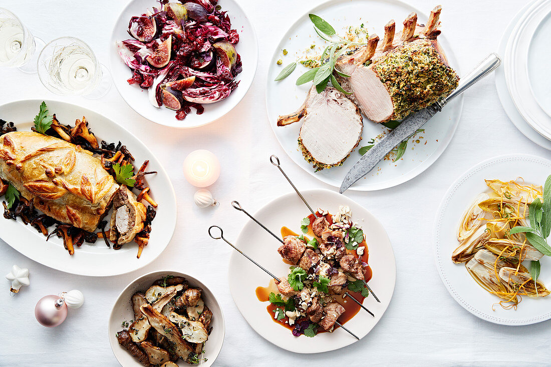 Weihnachtliches Buffet mit verschiedenen Fleischgerichten