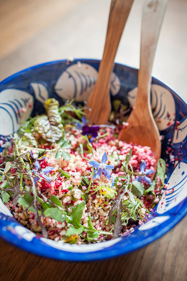 Salat mit Hirse, Roter Bete, Kräutern und Borretschblüten