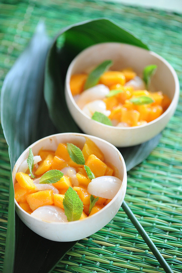Mango-Litschi-Salat mit Minze