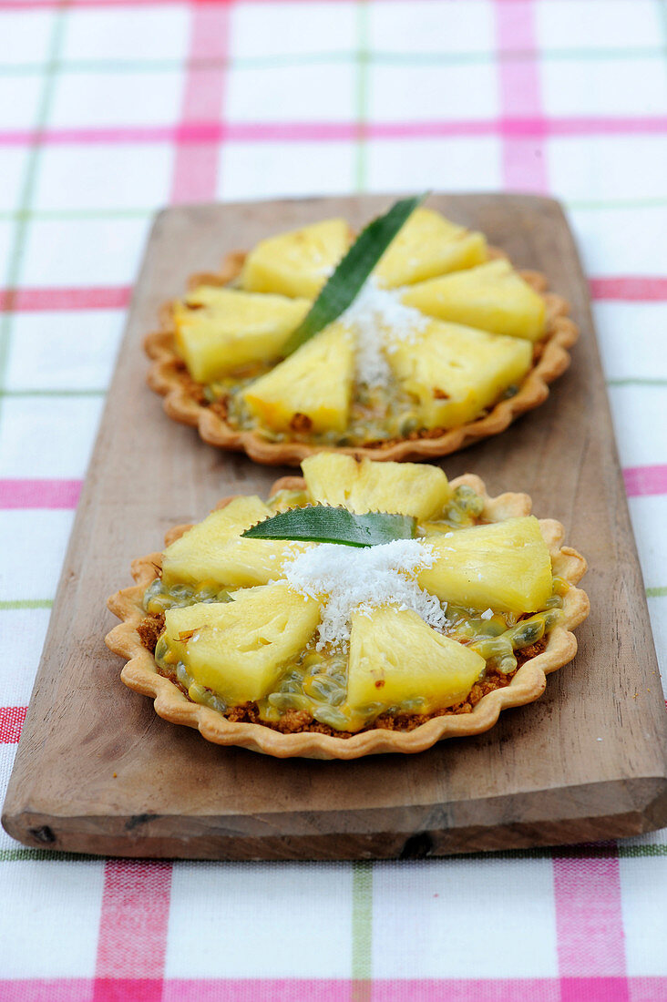 Mürbteigtörtchen mit Passionsfrucht, Ananas und Kokos