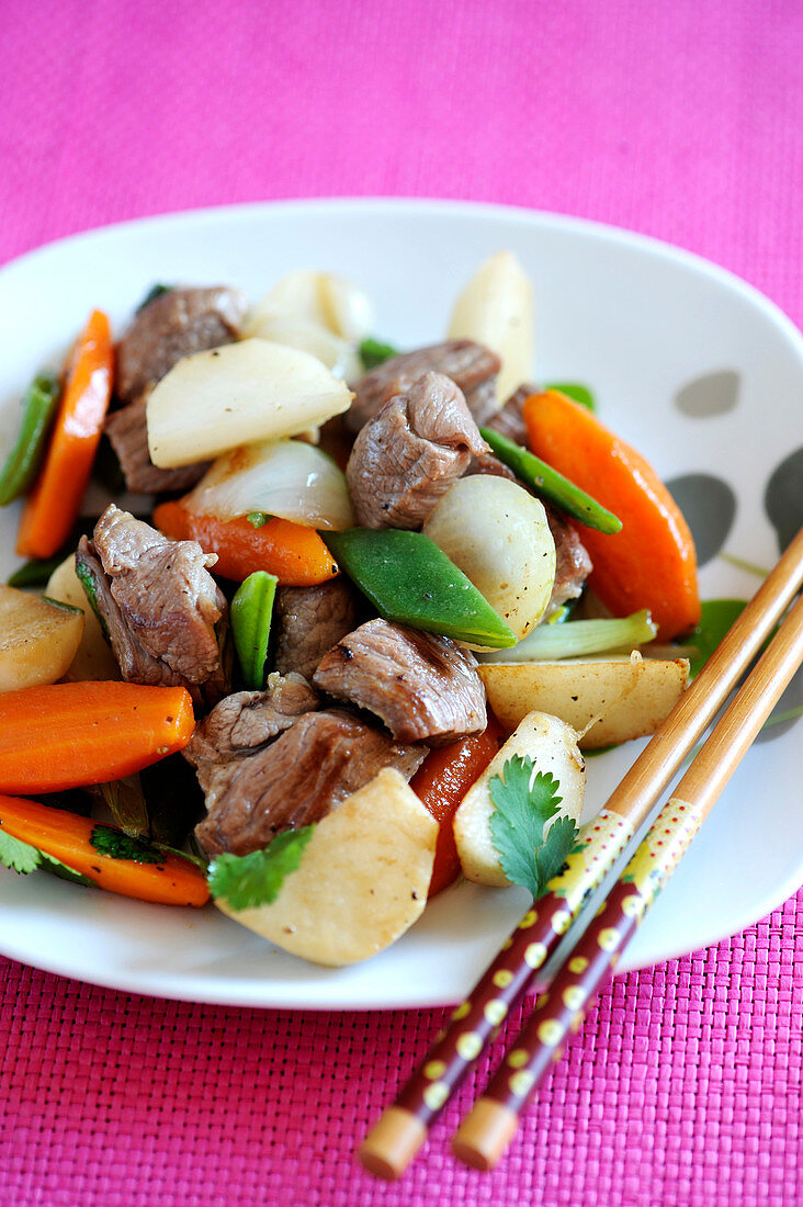 Lamm mit Frúhlingsgemüse aus dem Wok