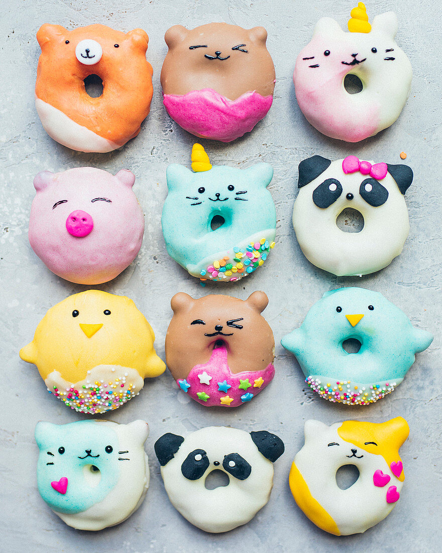 Stillleben mit Tierfiguren-Donuts