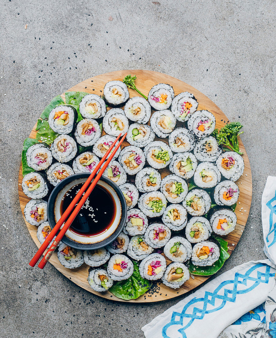 Pilz-Makisushi auf einem Holztablett