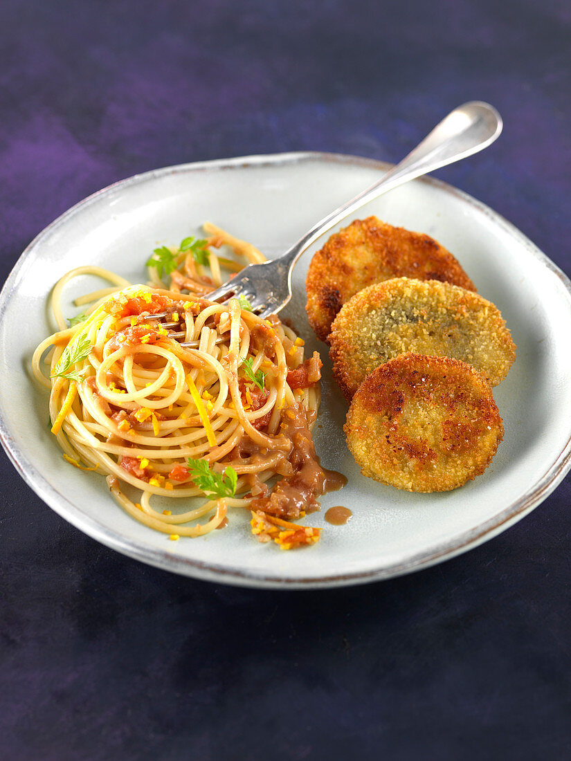 Panierte Champignons auf italienische Art, Spaghetti mit Tomatensauce
