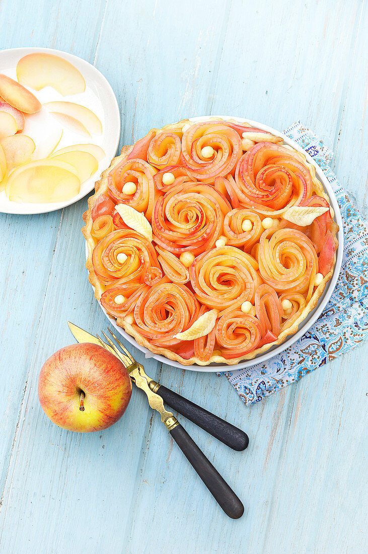 Apple flower and fig pie