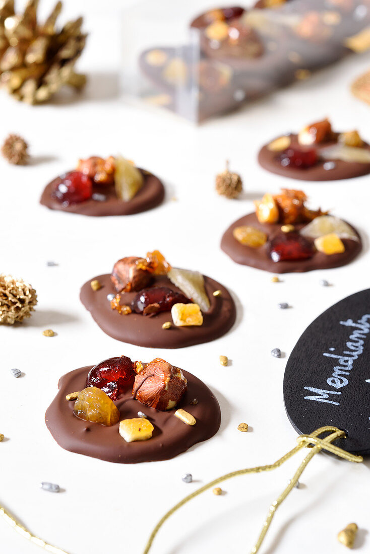 Schokoladentaler mit Nüssen und kandierten Früchten zu Weihnachten