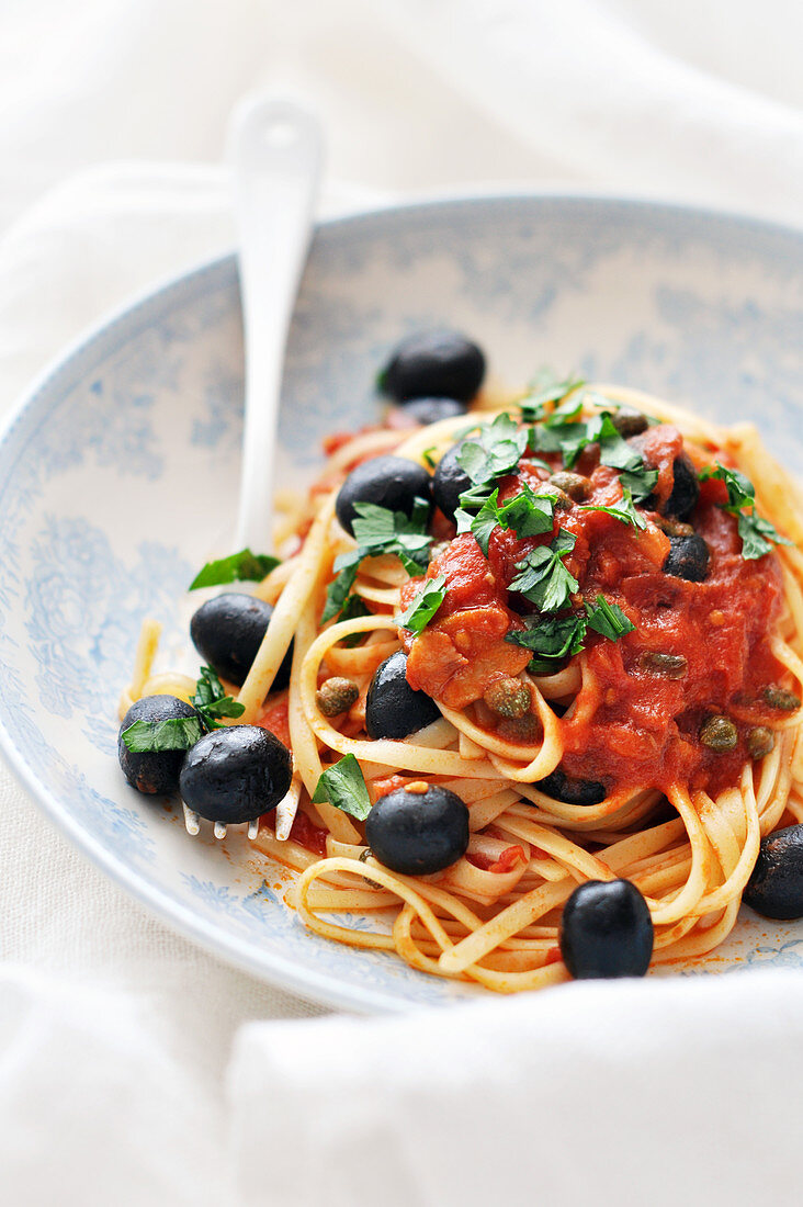 Linguini alla puttanesca (mit Tomaten, Kapern und Oliven)