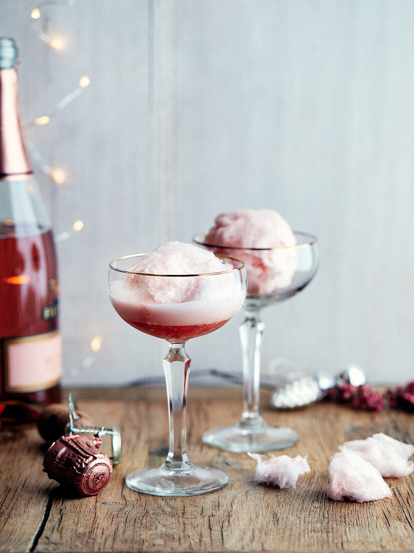 Champagner Rosé in Gläsern mit Zuckerwatte