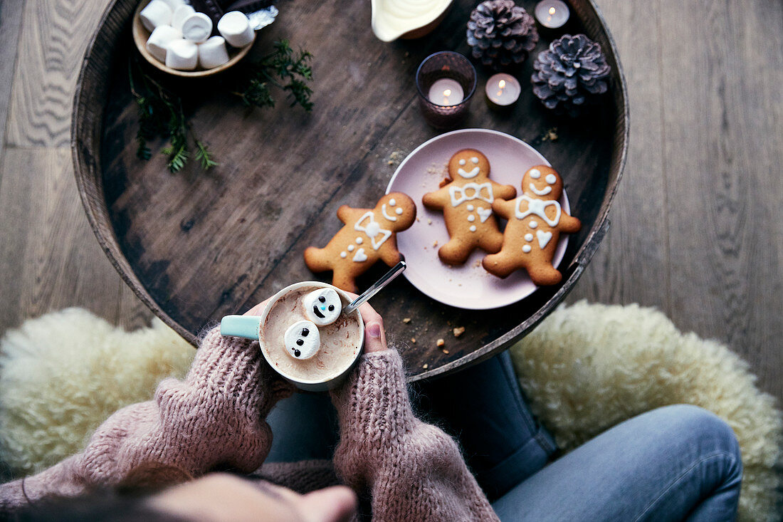 Heiße Schokolade mit Marshmallow-Schneemann und Lebkuchenmänner zu Weihnachten
