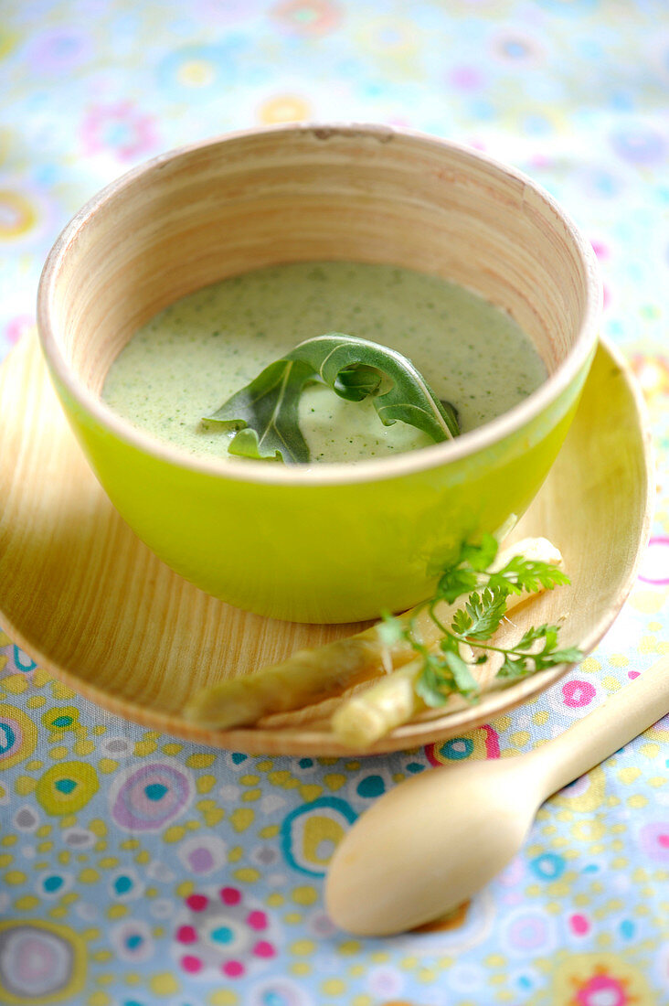 Grüne Suppe mit Spargel