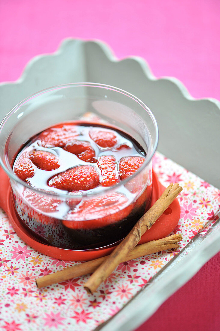 Cinnamon-flavored strawberry and balsamic vinegar Nage