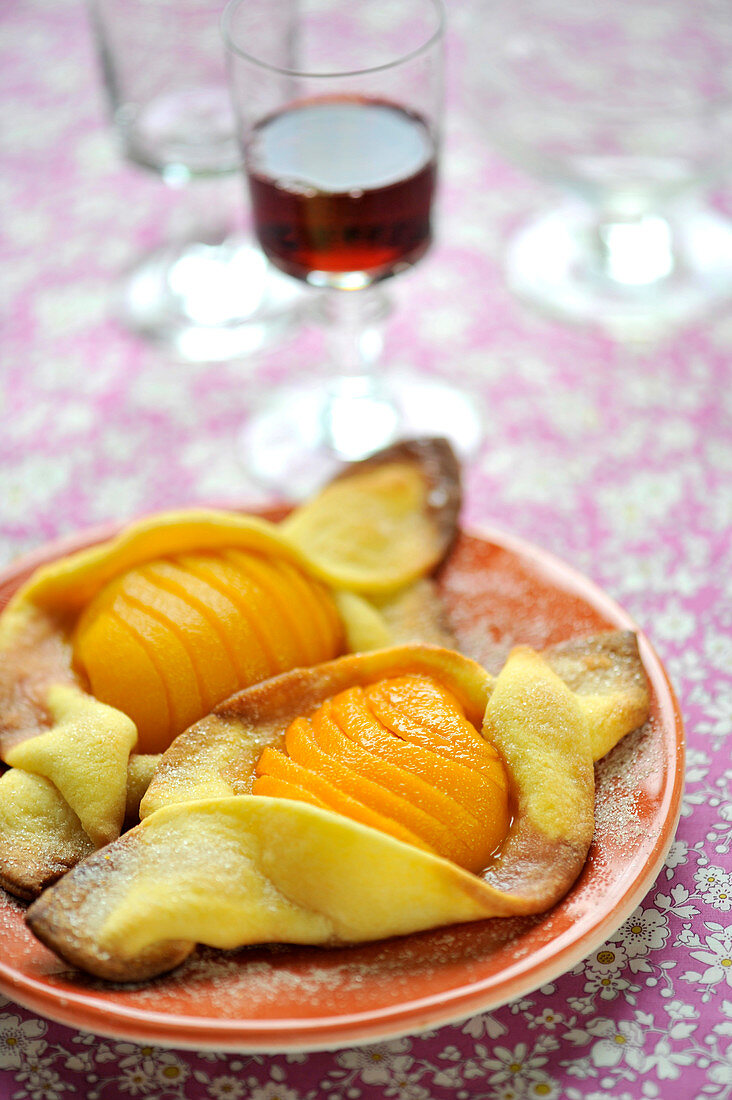 Peaches poached in cooked wine tartlets