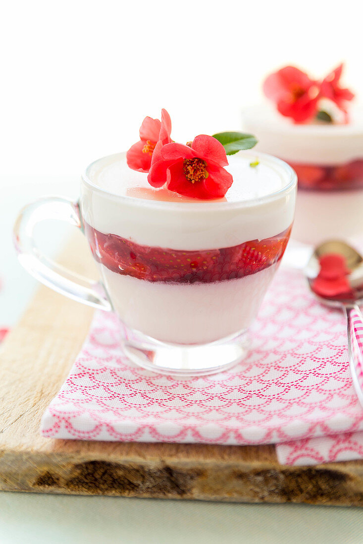 Zwei Gläschen Panna Cotta Erdbeer-Vanille