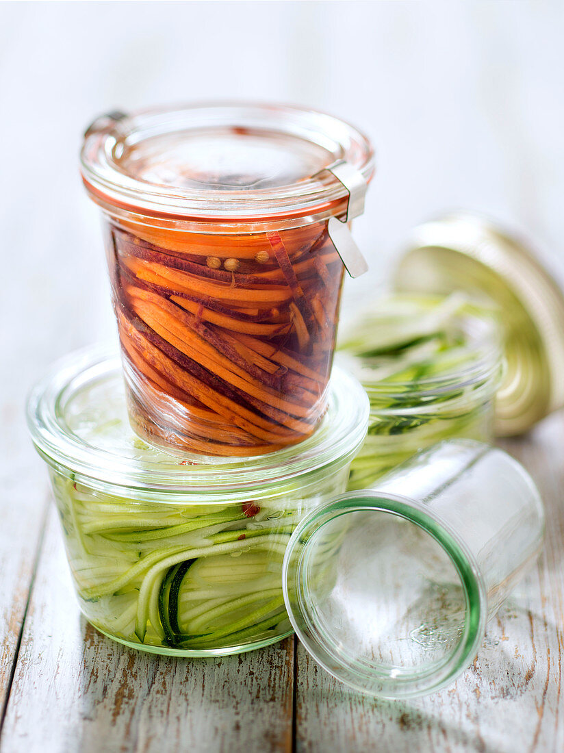 Gemüsespaghetti nach Art Pickles in Weckgläsern
