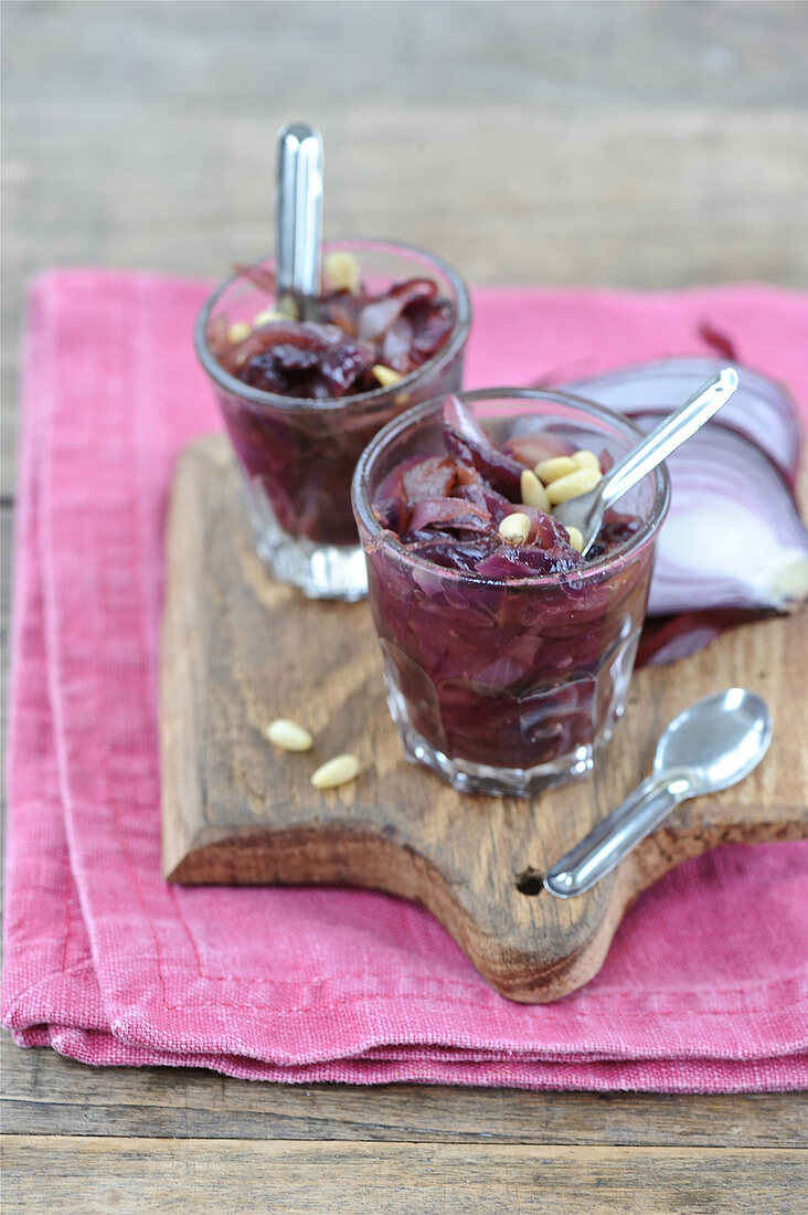 Rote Zwiebelkonfitüre mit Pinienkernen