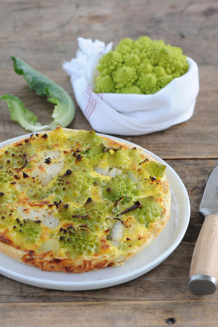 Grüne Quiche mit Romanesco und Fisch