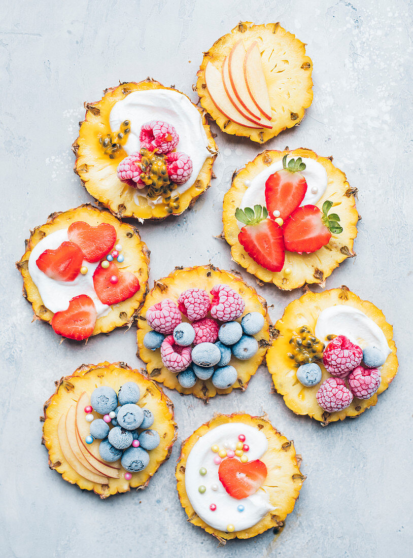 Ananasscheiben mit Beeren und Mascarpone belegt