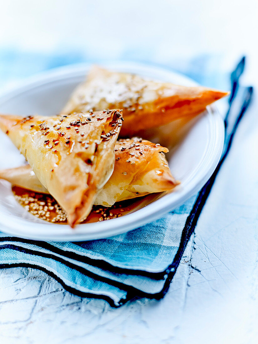 Tyropitas (Filoteigtaschen, Griechenland) mit Feta, Honig und Sesam