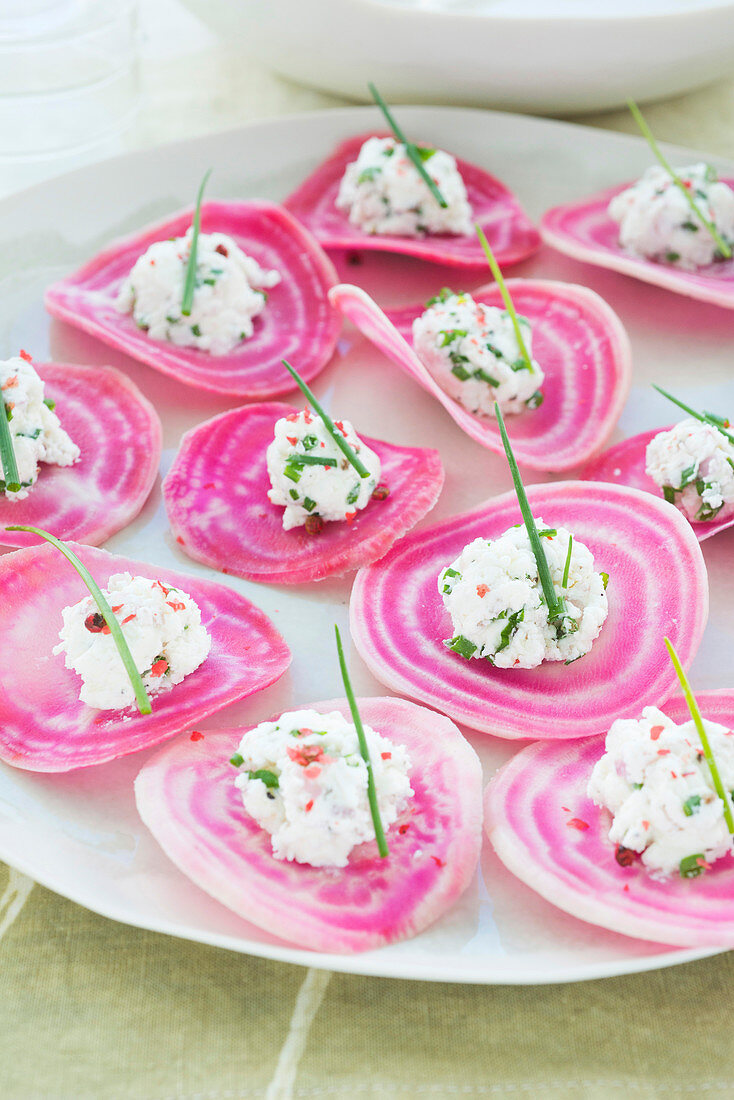 Chioggia-Scheiben mit Ziegenkäse und Schnittlauch (vegetarisch)