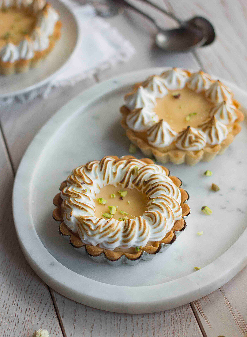 Pomelo meringue pies