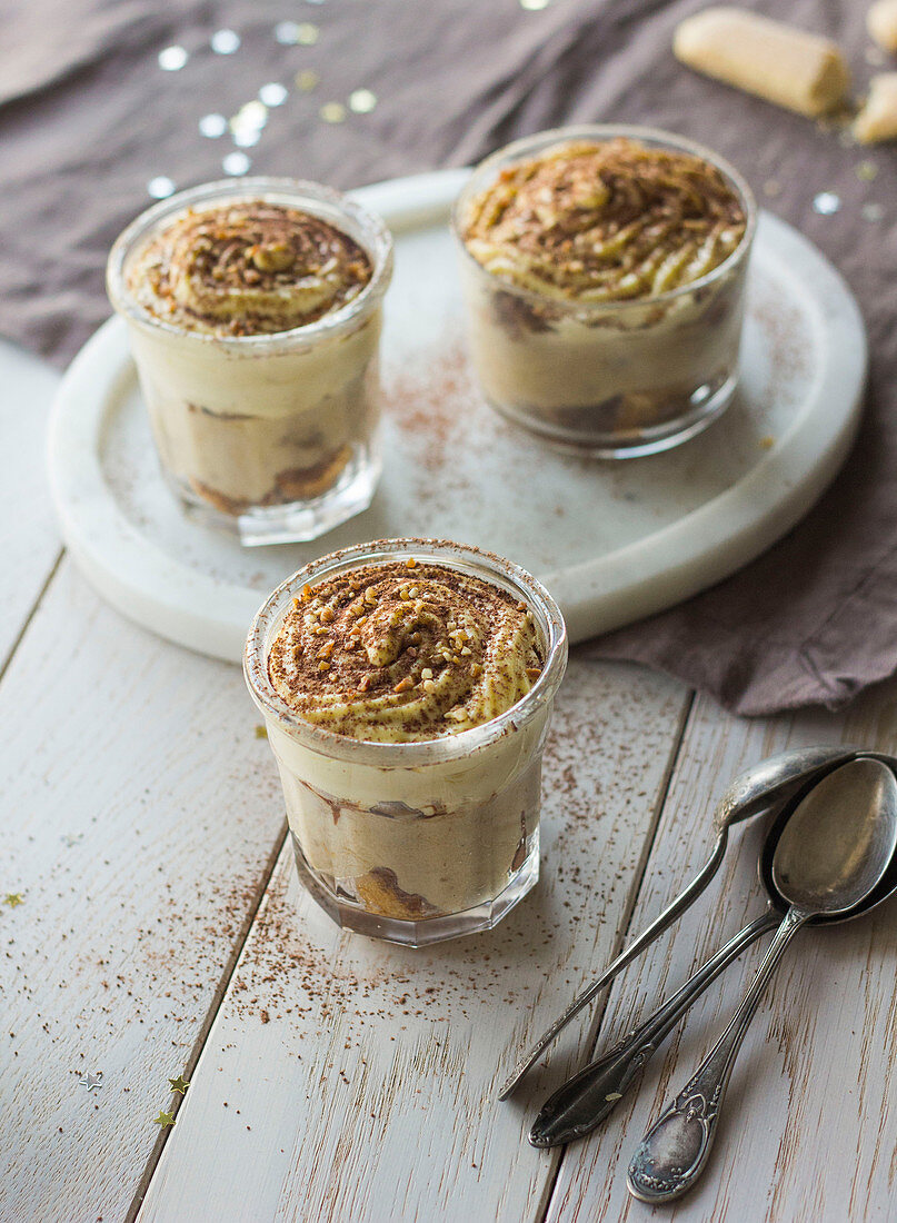 Kastaniencreme-Tiramisu mit Haselnüssen und Kakao in Gläschen