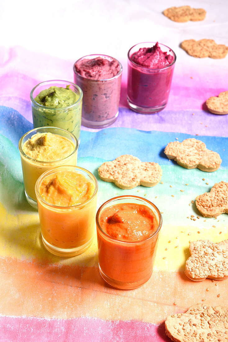 Hummus beetroot, red bean, orange lentil and spirulina, curry, carrot and pepper and cloud-shaped sesame biscuits