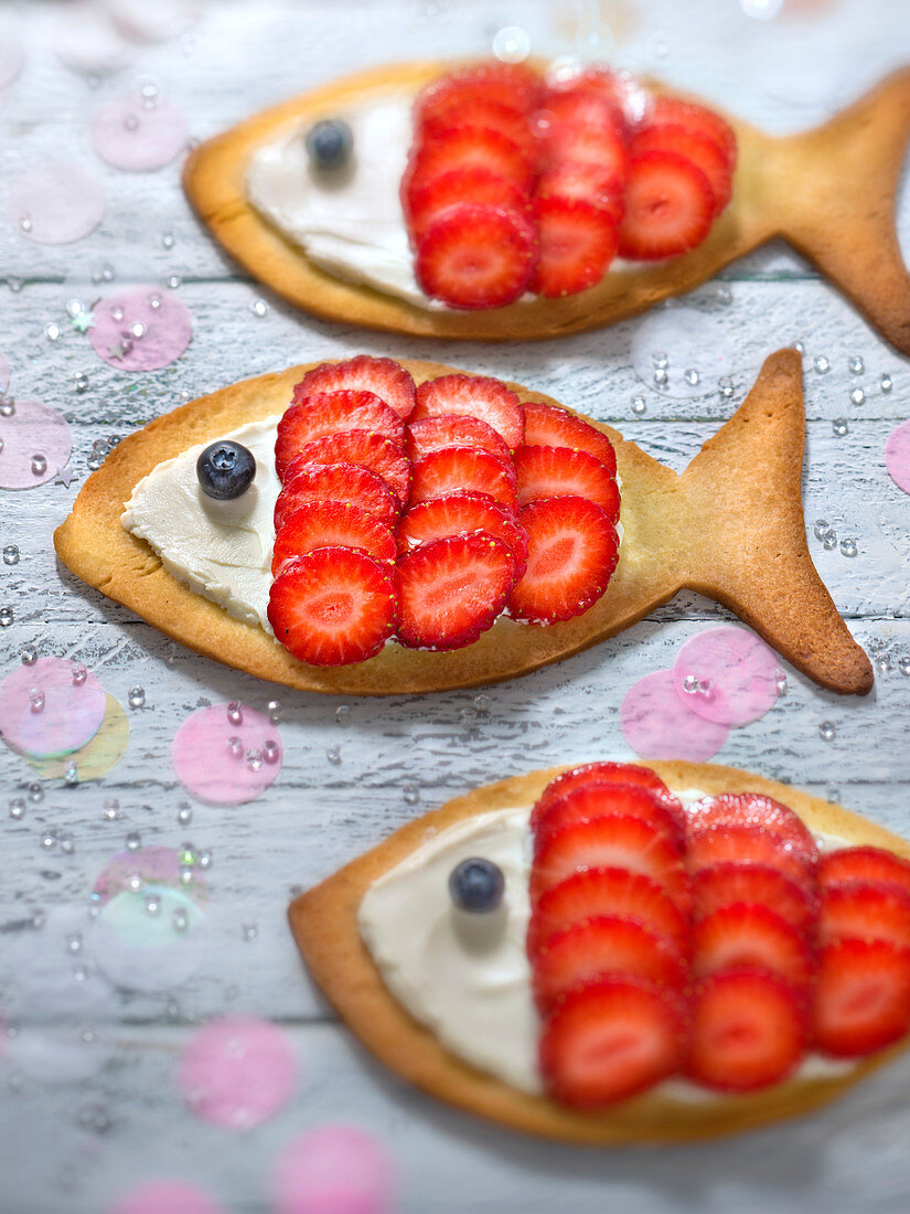 Fischförmige Plätzchen mit Erdbeeren zum Osterfest