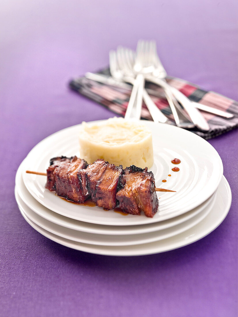 Caramelized veal spare rib brochette and mashed potatoes