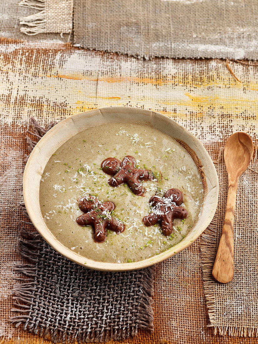 Cream of green lentil soup and chestnut flour breadmen