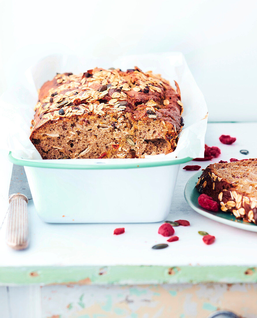 Bananenbrot mit Müsli und Himbeeren