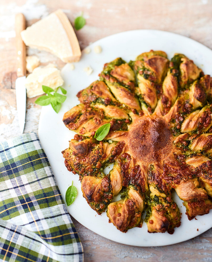 Sonnenförmiger Blätterteigkuchen mit Pesto (vegetarisch)