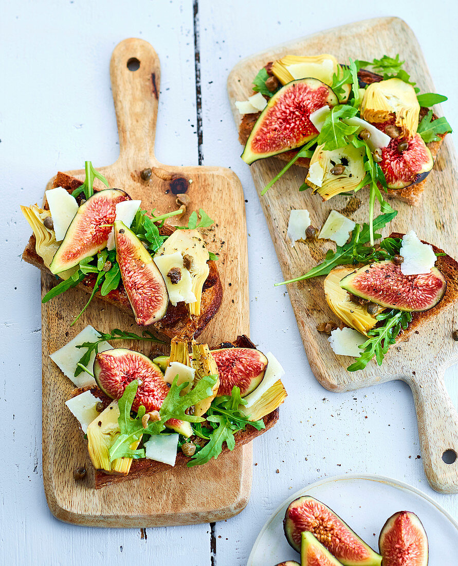 Veggie-Bruschetta mit Artischocken, Feigen und Rucola