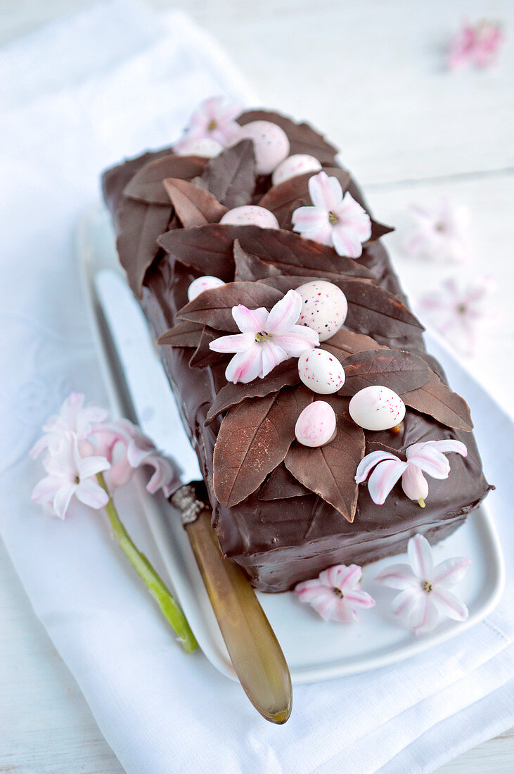 Marmorkuchen mit Schokoladenblättern, Zuckereiern und Hyazinthenblüten