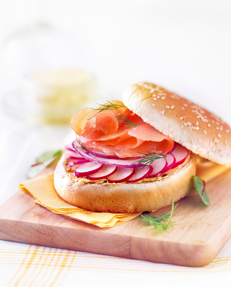 Smoked salmon marinated in lemon and dill,red onion and pink radish burger
