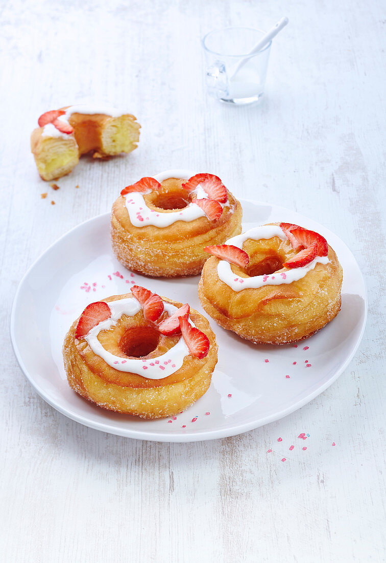 Croissant-Doughnuts mit Erdbeeren und Vanilleglasur