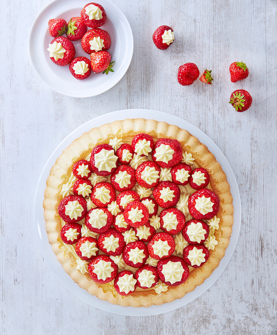 Strawberry pie with pastry cream filling
