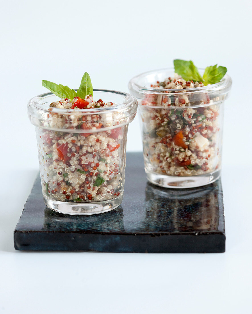 Zwei Gläschen Quinoa auf provenzalische Art