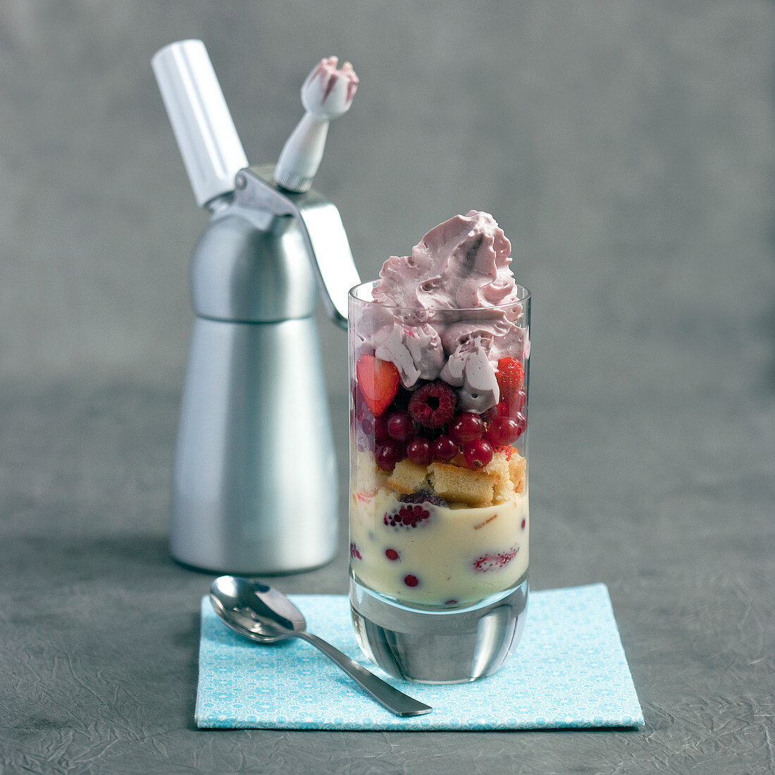 Trifle mit Schlagsahne und Waldfrüchten