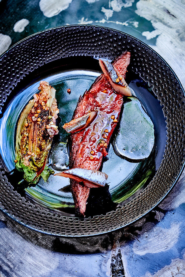 Rinderfilet mit Makrele, gegrillter Little Gem mit Buchweizen