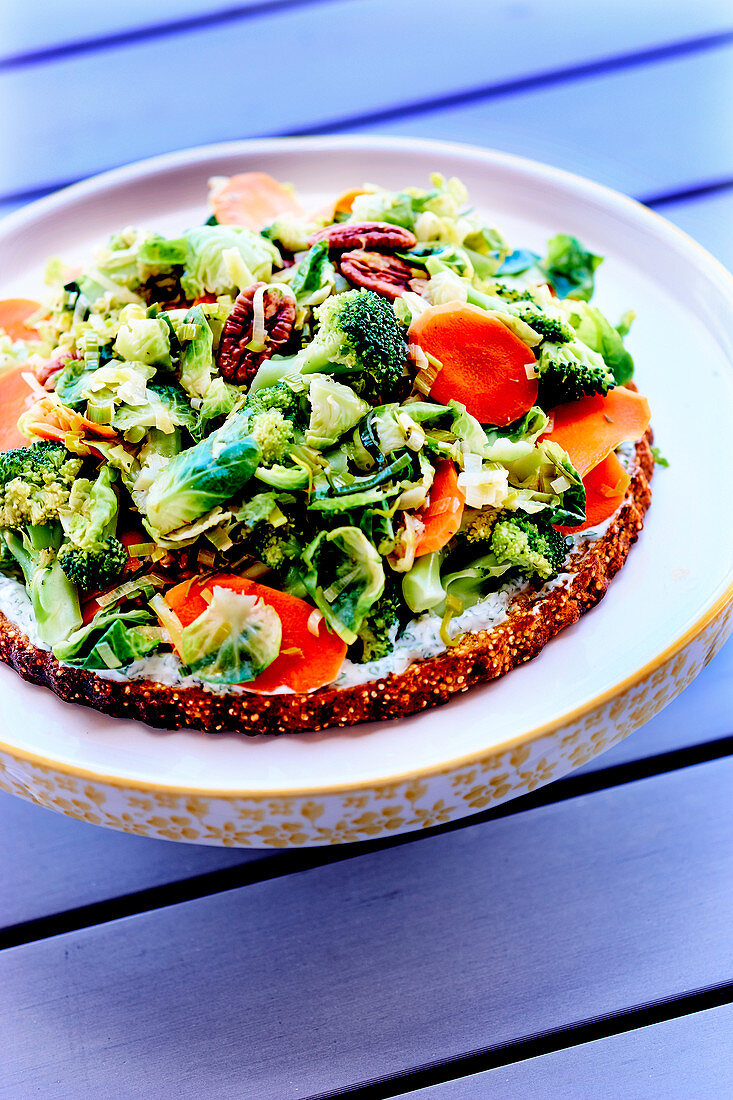 Quinoa-Süsskartoffel-Tarte mit Brokkoli und Karotten