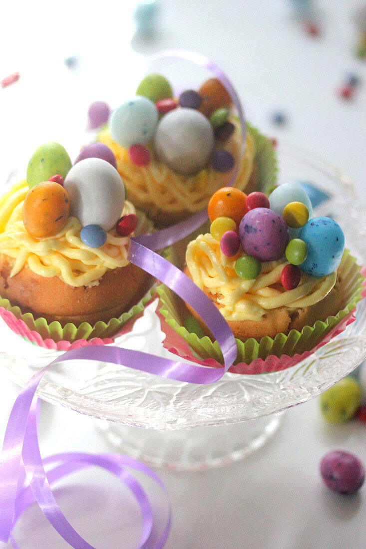 Osternest-Cupcakes aus Savoyer Biskuit mit Vanille-Buttercreme und Ostereierbonbons