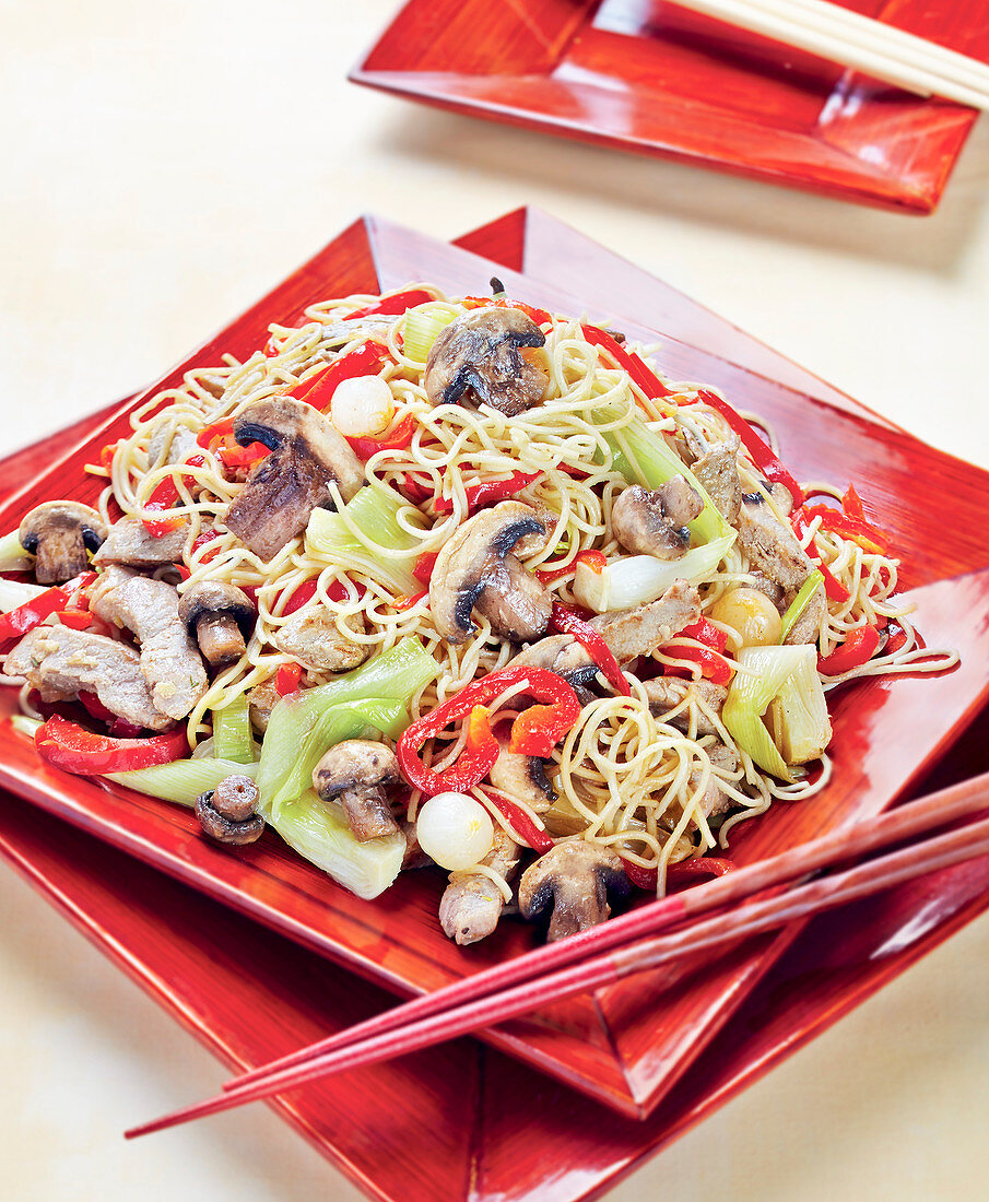 Noodles saut? with sliced pork,mushrooms,peppers and spring onions