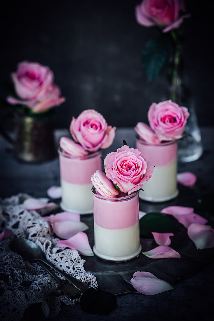 Rosenblüten-Kardamom-Mousse mit Marshmallow