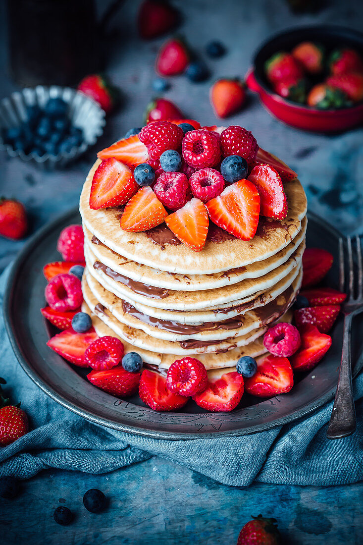 Pancakes mit Nutella und Waldfrüchten